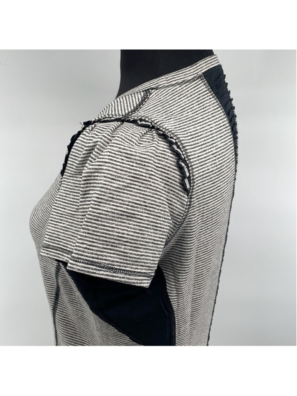 Lululemon Star Runner Short Sleeve
Tonka Stripe Cashew / Heathered Black sz 6 - Picture 10 of 13
